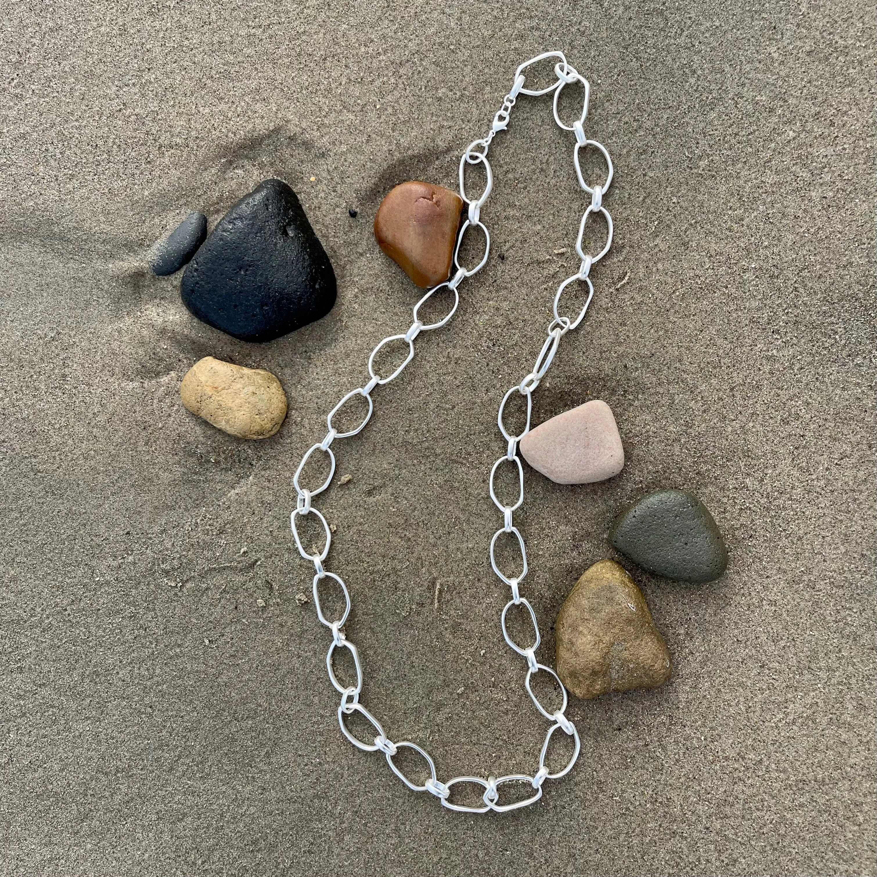 Irregular links necklace